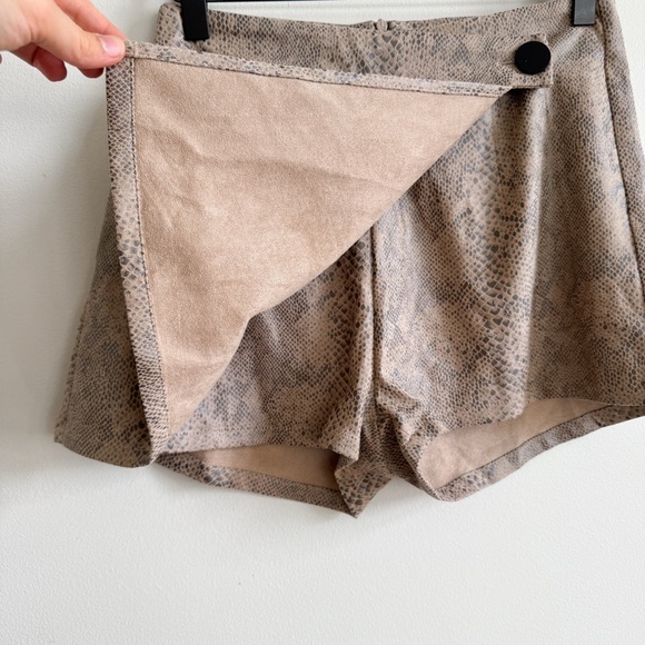 SUPERDOWN • Haze Skort in Snake Print - Picture 5 of 12